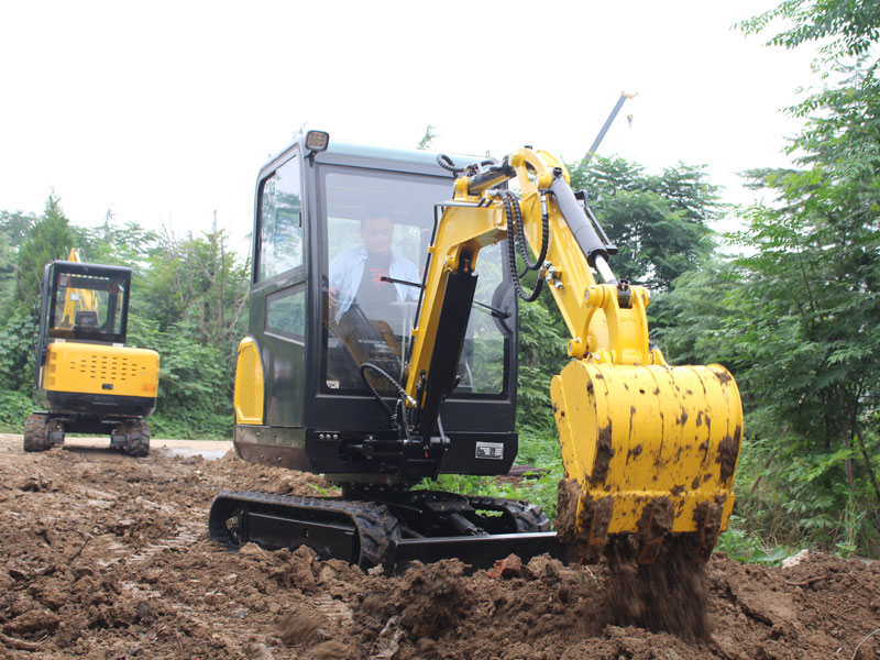 R330小型挖掘机施工现场